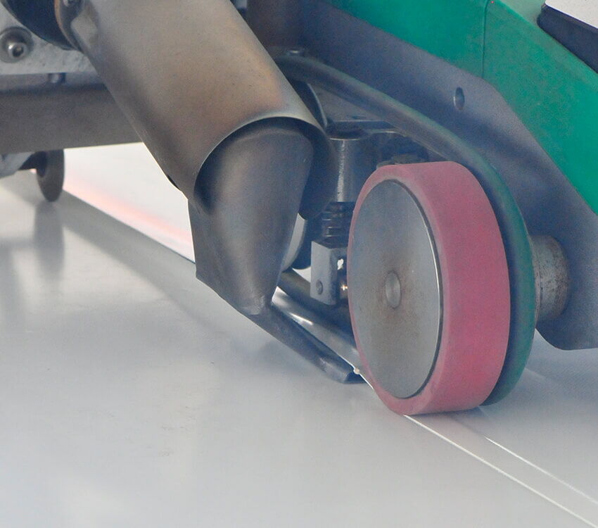 Wir nutzen unsere Folien­schweiß­ge­rä­te u. a., um Anhängerplanen nach Maß herzustellen.