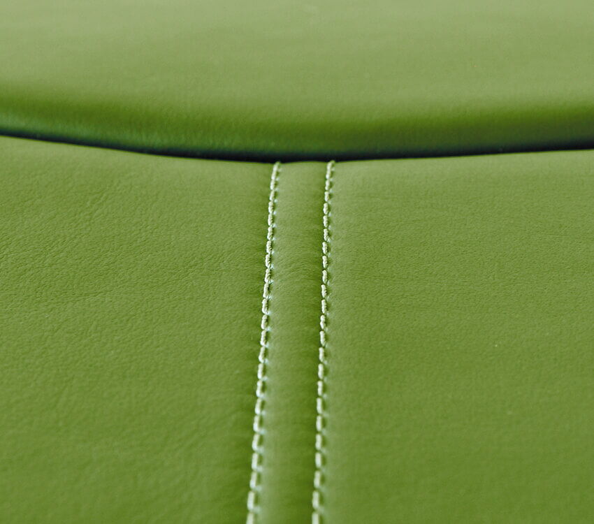 ledersitz-mit-doppel-kontrastnaht