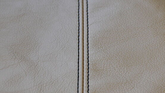 Autosattlerei Freier - repariertes (links) und neues, auf alt getrimmtes Leder (rechts) miteinander vernaeht.