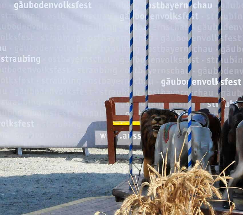 Werbeplanen fürs Gäubodenvolksfest aus der Autosattlerei Freier.